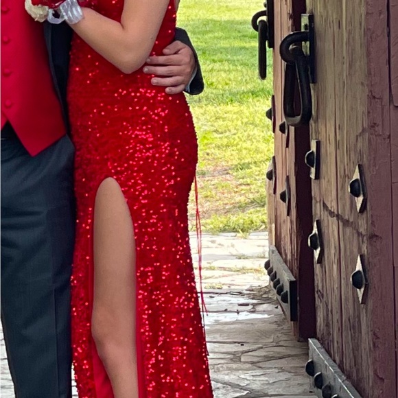 Red sequins size 4 prom dress - Picture 9 of 9